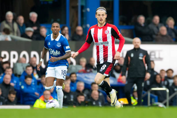 苏超赛场又刷飞机了，镇江队主场赛前将进行飞行表演.